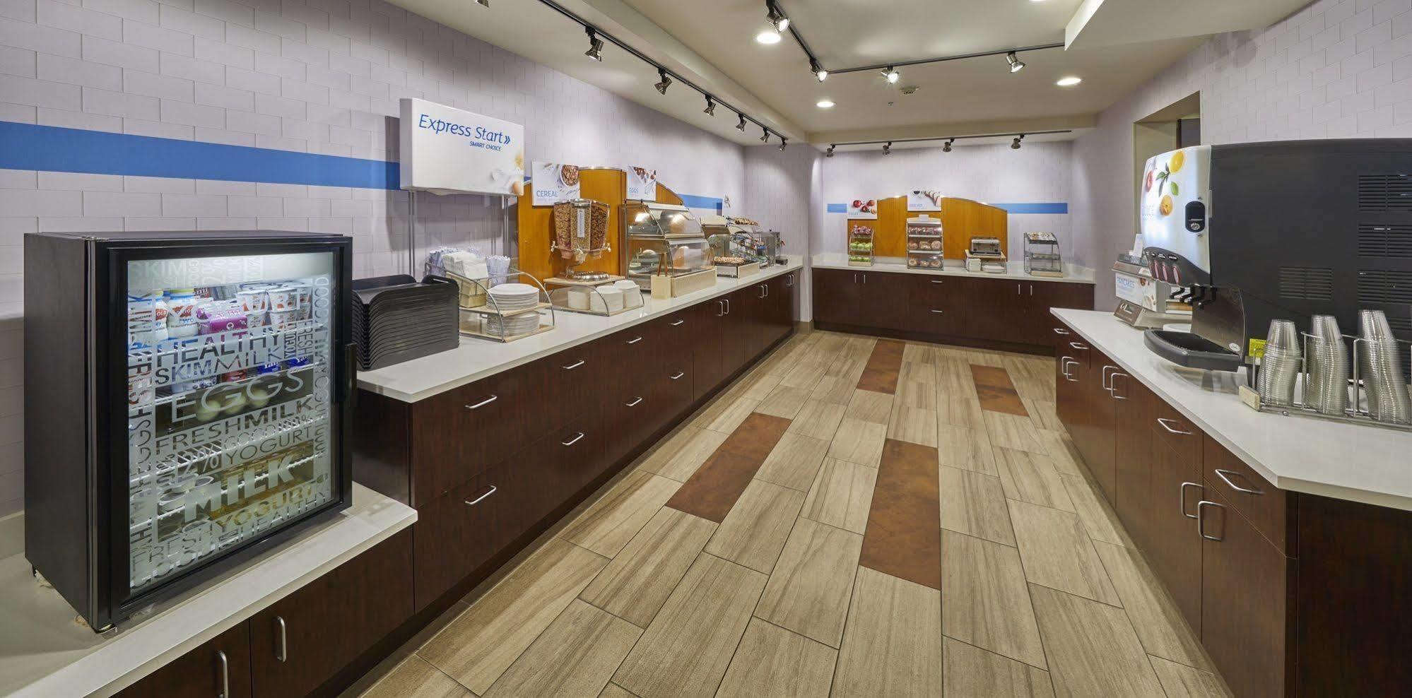 Holiday Inn Express Hotel & Suites Medford-Central Point By Ihg Екстериор снимка